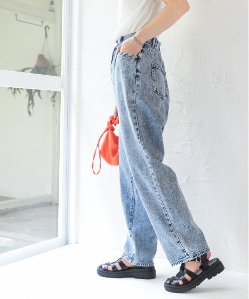 ad thie（アドティエ）の「ハイウエスト 後ろゴム フロントタックデニムパンツ（デニムパンツ・レディース・オフホワイト/ブラック/サックスブルー/インディゴブルー/ケミカルウォッシュ・LARGE/MEDIUM/SMALL）」の9枚目の写真