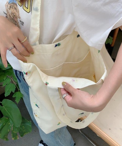 TONE SELECT GOODS(トーンセレクトグッズ)の「【urge select】レトロ フラワー刺繍 トートバッグ【A4サイズ収納可能】(トートバッグ・レディース・ホワイト系1/ホワイト系2・FREE)」の3枚目の写真