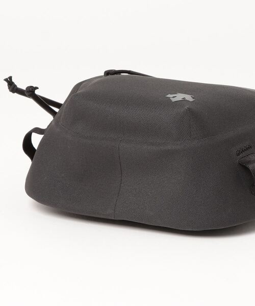 DESCENTE（デサント）の「防水ボディバッグ（ボディバッグ/ウエストポーチ・メンズ・ブラック・F）」の3枚目の写真