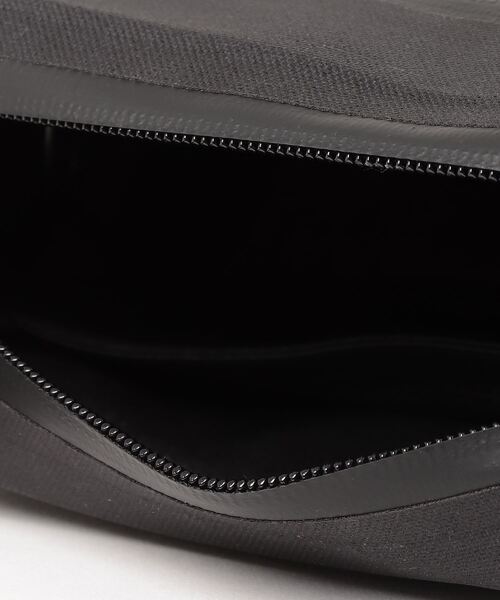 DESCENTE（デサント）の「防水ボディバッグ（ボディバッグ/ウエストポーチ・メンズ・ブラック・F）」の4枚目の写真