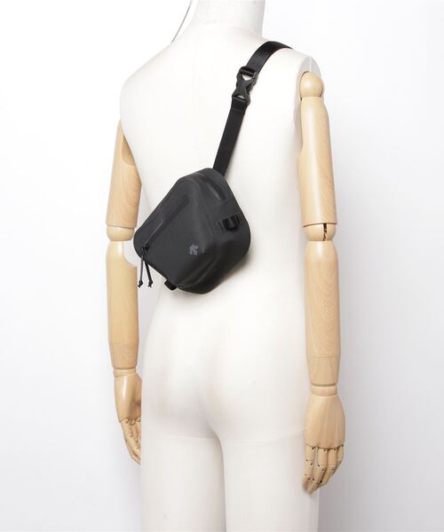 DESCENTE（デサント）の「防水ボディバッグ（ボディバッグ/ウエストポーチ・メンズ・ブラック・F）」の5枚目の写真