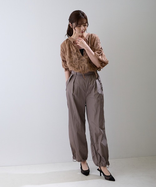 FLEUR DE KALINA(フレールドゥカリーナ)の「【FLEUR DE KALINA/フレール ドゥ カリーナ】ドローストリング ナイロンシャカシャカ パンツ(その他パンツ・レディース・ブラック/モカ・FREE)」の4枚目の写真