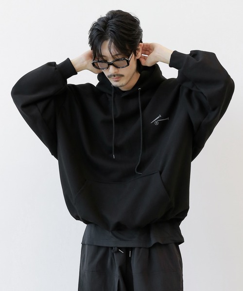 minsobi(ミンソビ)の「ネイルヘビーフーディー プルオーバーパーカー(スウェット・メンズ・ベージュ/ブラック・FREE)」の8枚目の写真