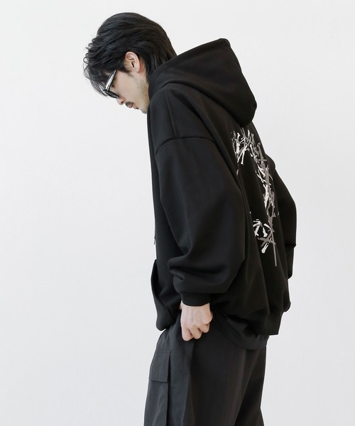 minsobi(ミンソビ)の「ネイルヘビーフーディー プルオーバーパーカー(スウェット・メンズ・ベージュ/ブラック・FREE)」の4枚目の写真