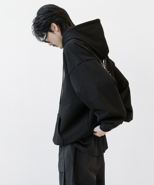 minsobi(ミンソビ)の「ネイルヘビーフーディー プルオーバーパーカー(スウェット・メンズ・ベージュ/ブラック・FREE)」の5枚目の写真