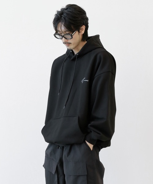 minsobi(ミンソビ)の「ネイルヘビーフーディー プルオーバーパーカー(スウェット・メンズ・ベージュ/ブラック・FREE)」の7枚目の写真