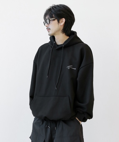 minsobi(ミンソビ)の「ネイルヘビーフーディー プルオーバーパーカー(スウェット・メンズ・ベージュ/ブラック・FREE)」の9枚目の写真