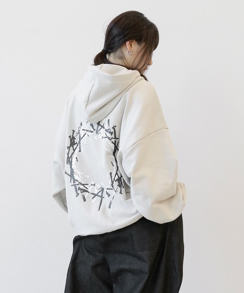 minsobi(ミンソビ)の「ネイルヘビーフーディー プルオーバーパーカー(スウェット・メンズ・ベージュ/ブラック・FREE)」の10枚目の写真