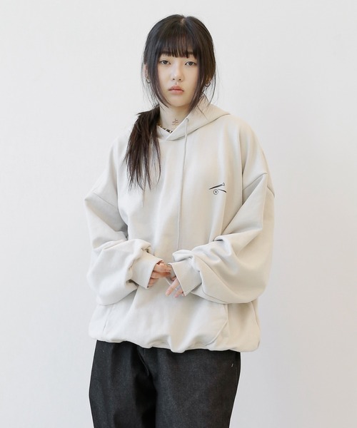 minsobi(ミンソビ)の「ネイルヘビーフーディー プルオーバーパーカー(スウェット・メンズ・ベージュ/ブラック・FREE)」の11枚目の写真