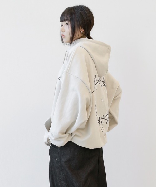 minsobi(ミンソビ)の「ネイルヘビーフーディー プルオーバーパーカー(スウェット・メンズ・ベージュ/ブラック・FREE)」の15枚目の写真