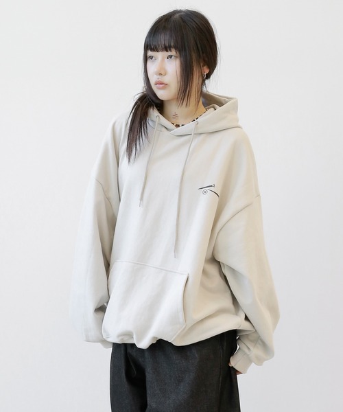 minsobi(ミンソビ)の「ネイルヘビーフーディー プルオーバーパーカー(スウェット・メンズ・ベージュ/ブラック・FREE)」の12枚目の写真