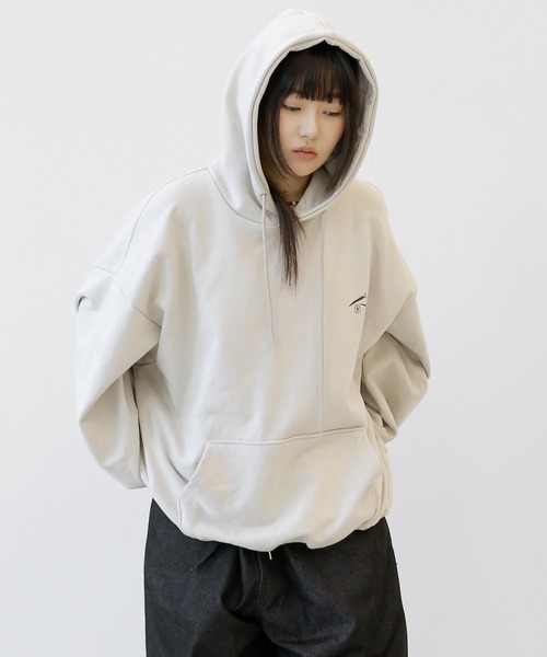 minsobi(ミンソビ)の「ネイルヘビーフーディー プルオーバーパーカー(スウェット・メンズ・ベージュ/ブラック・FREE)」の17枚目の写真