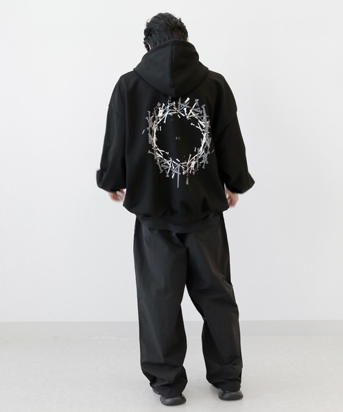 minsobi(ミンソビ)の「ネイルヘビーフーディー プルオーバーパーカー(スウェット・メンズ・ベージュ/ブラック・FREE)」の18枚目の写真