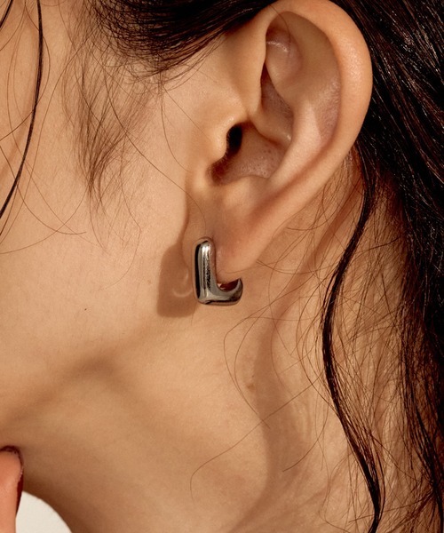 novice（ノーヴィス）の「【novice】Square Hoop Pierce［Stainless］（ピアス（両耳用）・レディース・ゴールド/シルバー・FREE）」の2枚目の写真