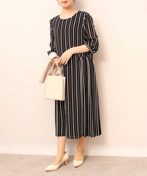fleur by mint breeze(フルールバイミントブリーズ)の「【L~5L 大きいサイズ】ストライプ サイド プリーツ ワンピース(ワンピース・レディース・ブラック/ブルー・5L/4L/3L/LL/L)」の1枚目の写真