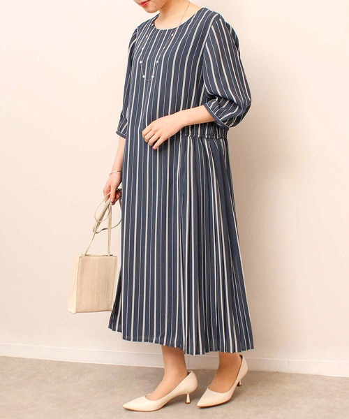 fleur by mint breeze(フルールバイミントブリーズ)の「【L~5L 大きいサイズ】ストライプ サイド プリーツ ワンピース(ワンピース・レディース・ブラック/ブルー・5L/4L/3L/LL/L)」の3枚目の写真