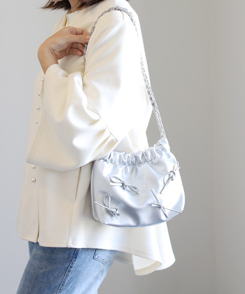 REAL CUBE（リアルキューブ）の「リボン付きチェーンミニショルダーバッグ（ショルダーバッグ・レディース・シルバー/ブラック・FREE）」の2枚目の写真