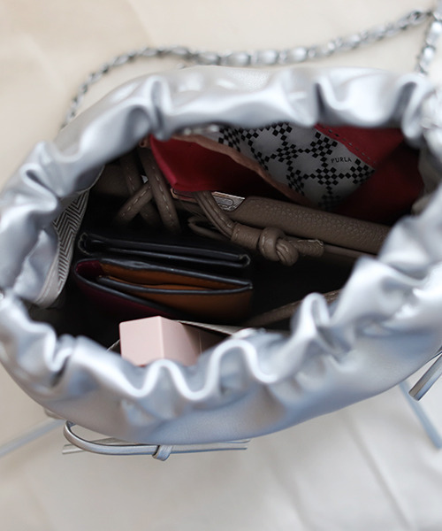 REAL CUBE（リアルキューブ）の「リボン付きチェーンミニショルダーバッグ（ショルダーバッグ・レディース・シルバー/ブラック・FREE）」の3枚目の写真