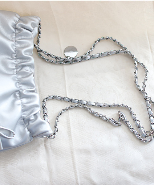 REAL CUBE（リアルキューブ）の「リボン付きチェーンミニショルダーバッグ（ショルダーバッグ・レディース・シルバー/ブラック・FREE）」の5枚目の写真