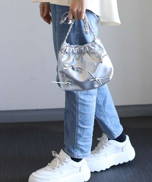 REAL CUBE（リアルキューブ）の「リボン付きチェーンミニショルダーバッグ（ショルダーバッグ・レディース・シルバー/ブラック・FREE）」の7枚目の写真