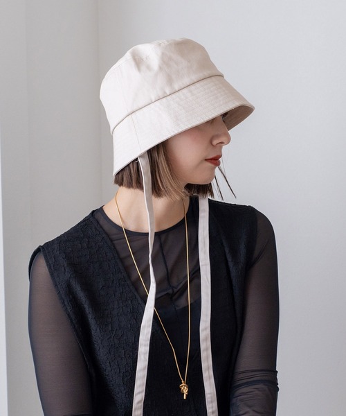 VitaFelice(ヴィータフェリーチェ)の「リボン付きバケットハット(ハット・レディース・ホワイト/ブラック/ライトベージュ・FREE)」の1枚目の写真