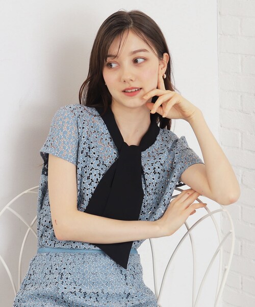 index(インデックス)の「◆ミニフラワーレースボウタイブラウス【洗濯機洗い可/イージーアイロン】(シャツ/ブラウス・レディース・ブルー系5/ベージュ系その他7/チャコール/アイボリー系4・36/42/40/38)」の4枚目の写真