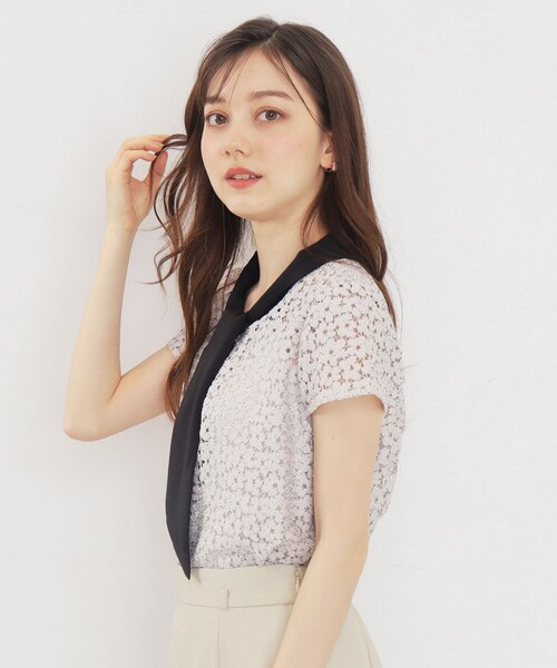 index(インデックス)の「◆ミニフラワーレースボウタイブラウス【洗濯機洗い可/イージーアイロン】(シャツ/ブラウス・レディース・ブルー系5/ベージュ系その他7/チャコール/アイボリー系4・36/42/40/38)」の1枚目の写真