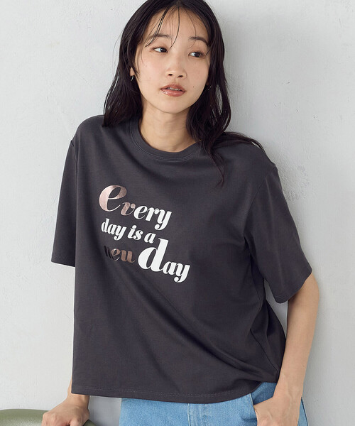 COMME CA ISM（コムサイズム）の「速乾　箔プリント Tシャツ（Tシャツ/カットソー・レディース・チャコール/ホワイト/ライトグレー・MEDIUM/LARGE）」の11枚目の写真