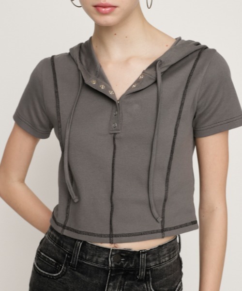 SLY（スライ）の「ROCK SEAM HOODIE ロック シーム フーディ 半袖 夏服（パーカー・レディース・レッド/オフホワイト/グレー/ブラック・FREE）」の3枚目の写真