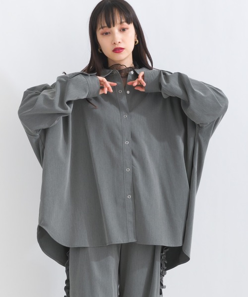 terrace（テラス）の「バックシャーリングシャツ（シャツ/ブラウス・レディース・チャコール/ベージュ/グレー・MEDIUM）」の3枚目の写真