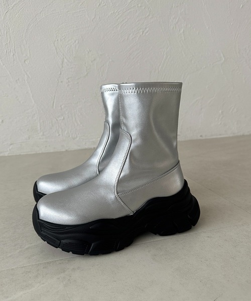 apres jour mignon（アプレジュールミニョン）の「厚底ショートブーツ【ZOZOTOWN限定アイテム】（ブーツ・レディース・ブラック/シルバー・SMALL/LARGE/MEDIUM）」の2枚目の写真