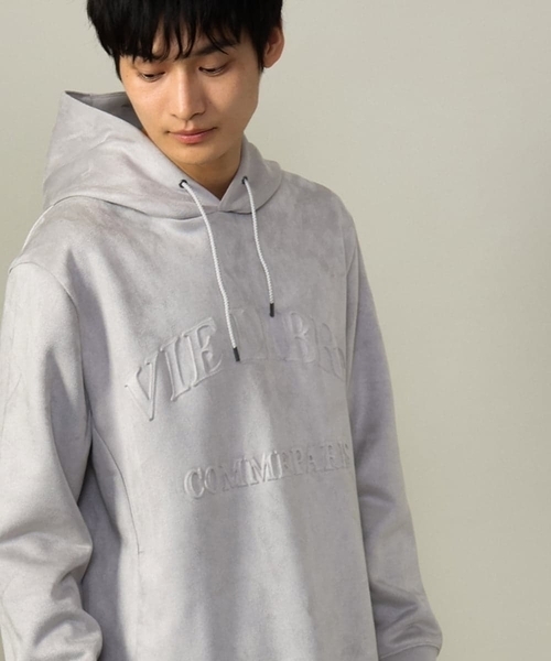 【セール】【ユニセックス/きれいめカジュアル】フェイクスエードエンボスロゴパーカー（パーカー）｜a.v.v（アーヴェヴェ）