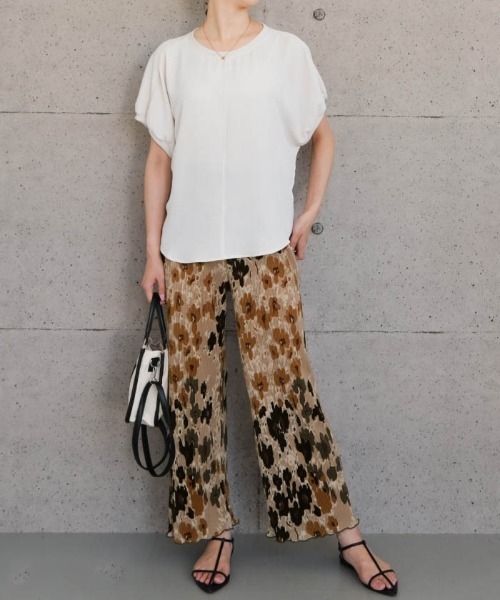 aquagarage（アクアガレージ）の「柄プリーツパンツ（その他パンツ・レディース・ブラウン系その他2/ブラック系その他2/ブルー系その他2/グレー系その他/ブラウン系その他/ブルー系その他3・M/L）」の4枚目の写真