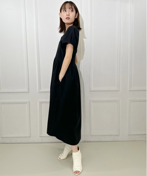 AVIE(アビィ)の「リネンライクタックロングワンピース(ワンピース・レディース・ブラック/ライトグレー・38)」の4枚目の写真