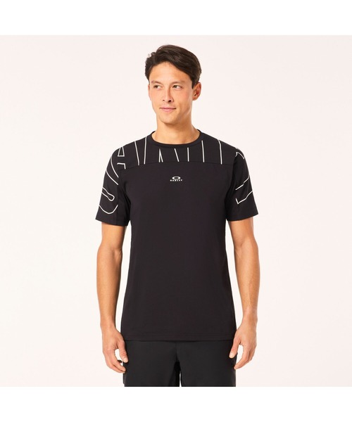 OAKLEY(オークリー)の「オークリ― ENHANCE SS GRAPHIC CREW 1.0 / KNIT TOP Tシャツ/ TRAINING スポーツ・トレーニング/OAKLEY(その他トップス・メンズ・ブラック/ホワイト・L/M/S)」の1枚目の写真