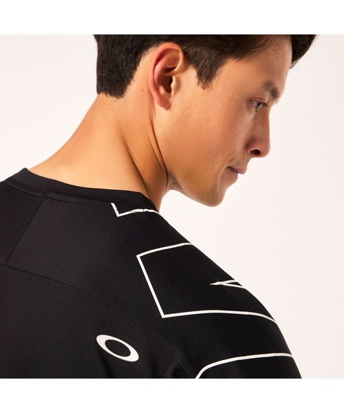 OAKLEY(オークリー)の「オークリ― ENHANCE SS GRAPHIC CREW 1.0 / KNIT TOP Tシャツ/ TRAINING スポーツ・トレーニング/OAKLEY(その他トップス・メンズ・ブラック/ホワイト・L/M/S)」の8枚目の写真