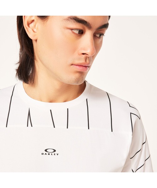 OAKLEY(オークリー)の「オークリ― ENHANCE SS GRAPHIC CREW 1.0 / KNIT TOP Tシャツ/ TRAINING スポーツ・トレーニング/OAKLEY(その他トップス・メンズ・ブラック/ホワイト・L/M/S)」の14枚目の写真