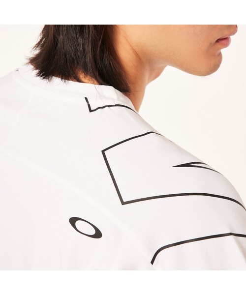 OAKLEY(オークリー)の「オークリ― ENHANCE SS GRAPHIC CREW 1.0 / KNIT TOP Tシャツ/ TRAINING スポーツ・トレーニング/OAKLEY(その他トップス・メンズ・ブラック/ホワイト・L/M/S)」の15枚目の写真