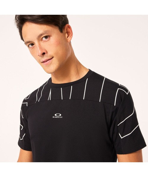 OAKLEY(オークリー)の「オークリ― ENHANCE SS GRAPHIC CREW 1.0 / KNIT TOP Tシャツ/ TRAINING スポーツ・トレーニング/OAKLEY(その他トップス・メンズ・ブラック/ホワイト・L/M/S)」の7枚目の写真