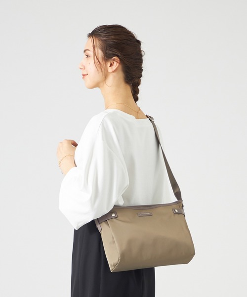 LA BAGAGERIE(ラバガジェリー)の「【撥水ナイロン】ベーシックショルダー(ショルダーバッグ・レディース・レッド/ネイビー/ブラック/グレイッシュベージュ・FREE)」の3枚目の写真