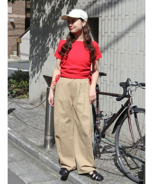 Ungrid(アングリッド)の「サイドギャザーボートネックTee(Tシャツ/カットソー・レディース・アイボリー/ブラック/レッド・FREE)」の11枚目の写真