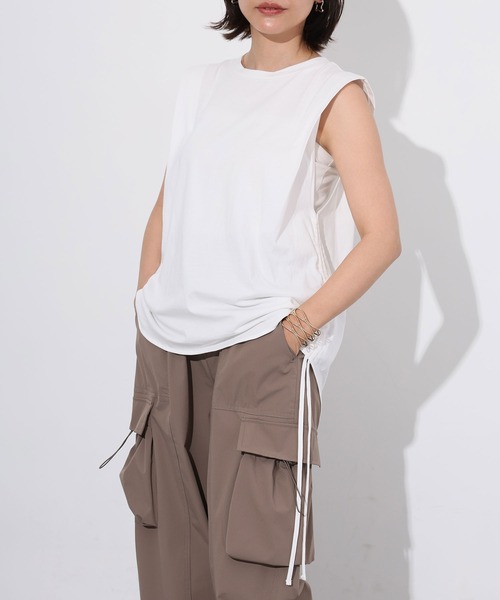 Floran（フローラン）の「サイドドロストシャーリングトップス（Tシャツ/カットソー・レディース・ブラック/オフホワイト・MEDIUM）」の2枚目の写真