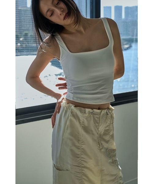 marjour(マージュール)の「CUP IN SQUARE TANKTOP(タンクトップ・レディース・ブラック/オフホワイト・M)」の1枚目の写真