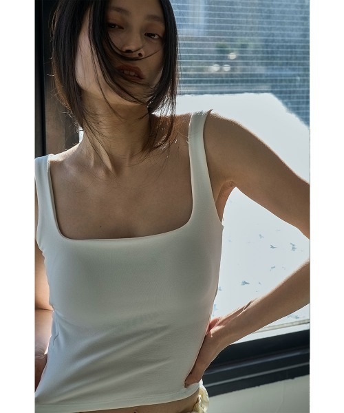 marjour(マージュール)の「CUP IN SQUARE TANKTOP(タンクトップ・レディース・ブラック/オフホワイト・M)」の12枚目の写真