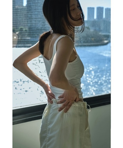 marjour(マージュール)の「CUP IN SQUARE TANKTOP(タンクトップ・レディース・ブラック/オフホワイト・M)」の20枚目の写真