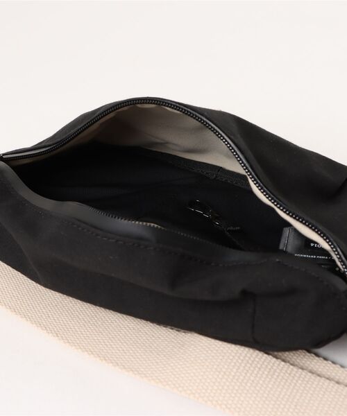 ＪＵＧＬＡＮＳ（ユグランス）の「【NATIVE UNION】 W.F.A CROSSBODY POUCH/ボディバッグ（ボディバッグ/ウエストポーチ・メンズ・イエロー/ブラック/カーキ・FREE）」の18枚目の写真