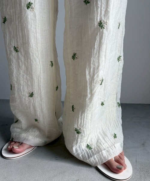 Unitage(ユニテージ)の「フラワー刺繍イージーパンツ(その他パンツ・レディース・アイボリー/ブラック・FREE)」の2枚目の写真