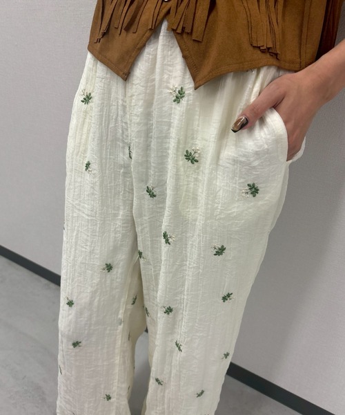 Unitage(ユニテージ)の「フラワー刺繍イージーパンツ(その他パンツ・レディース・アイボリー/ブラック・FREE)」の9枚目の写真
