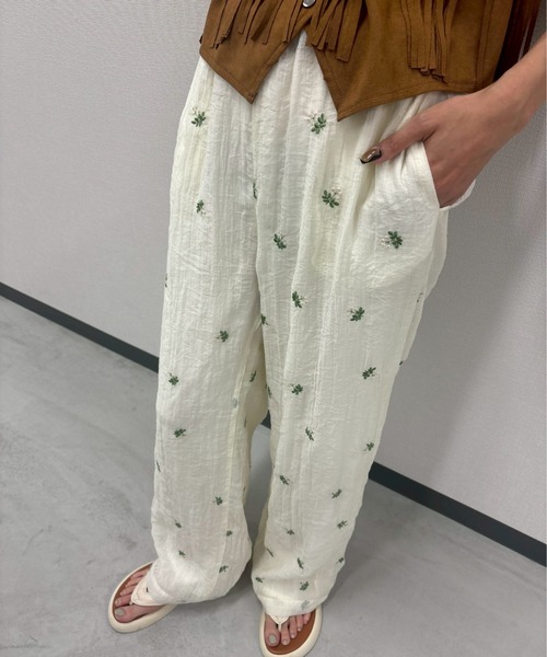 Unitage(ユニテージ)の「フラワー刺繍イージーパンツ(その他パンツ・レディース・アイボリー/ブラック・FREE)」の12枚目の写真
