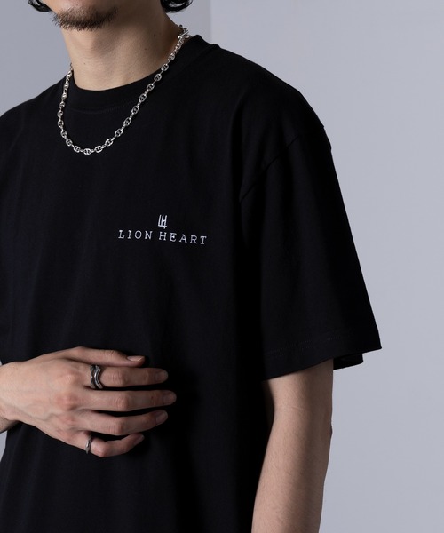 LION HEART(ライオンハート)の「【LION HEART】別注 ワンポイント刺繍 クルーネック 半袖 Tシャツ(Tシャツ/カットソー・メンズ・ホワイト/ブラック・S/M/L)」の2枚目の写真